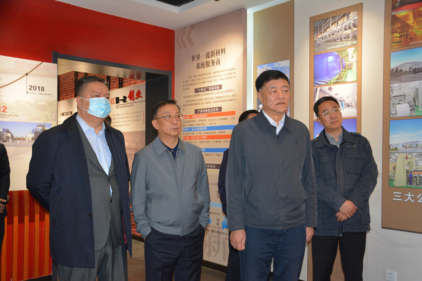 1图为集团公司副总经理李洪一行在乐凯展馆-田岚摄_副本.jpg