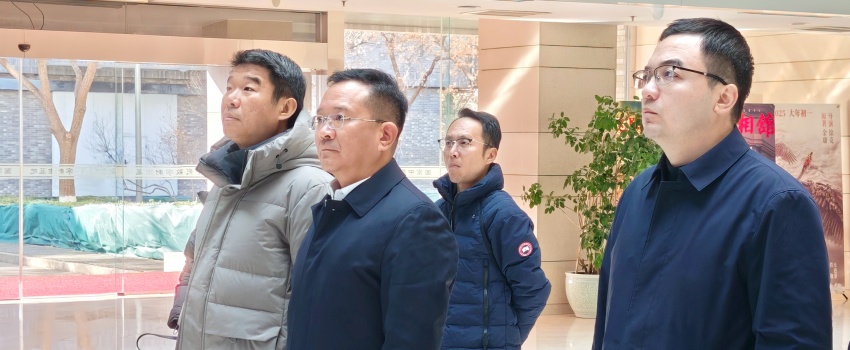 1图为侯景滨在中影集团参观-周通摄.jpg