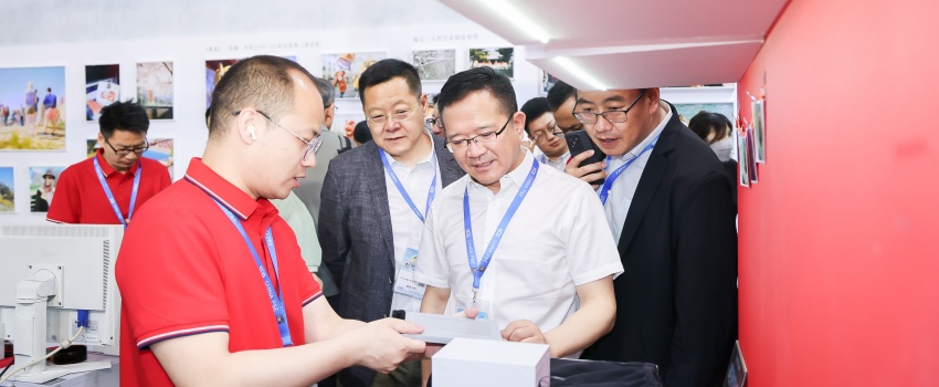 2图为侯景滨在展会现场指导工作.jpg